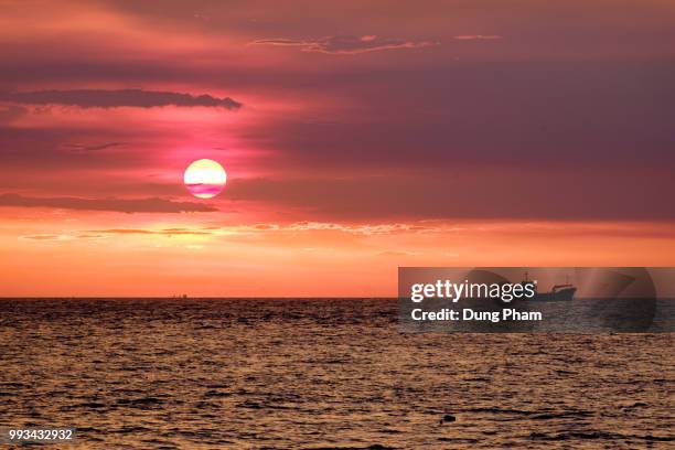 sunset on the sea - dung stock pictures, royalty-free photos & images