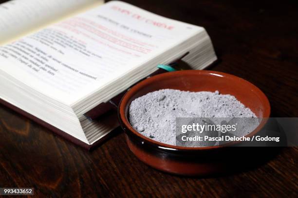 catholic mass.  ash wednesday celebration in a catholic roman church.  le fayet. france. - aswoensdag stockfoto's en -beelden