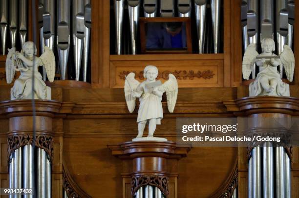 saint-jacques church. pipe organ with angels. sallanches. france. - sallanches stockfoto's en -beelden