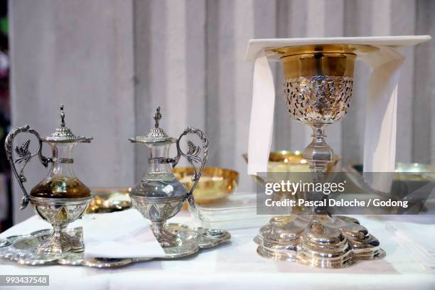 saint-jacques church.  eucharist table with the liturgical items.  pair of cruets.  sallanches. france. - sallanches stockfoto's en -beelden