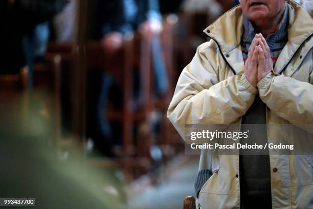 saint-jacques church.  catholic mass.  man praying.  sallanches. france. - iglesia católica romana fotografías e imágenes de stock