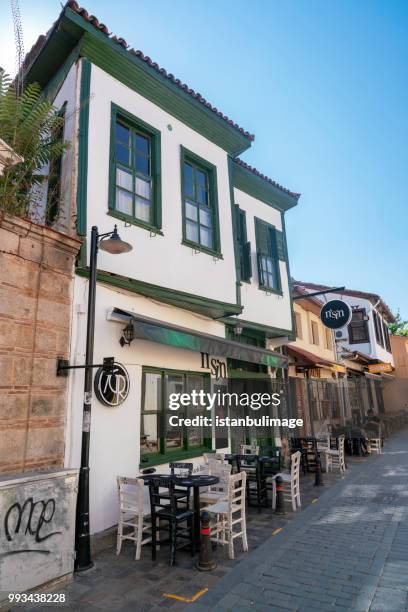kaleici es el centro histórico de la ciudad de antalya - taburete pequeño fotografías e imágenes de stock