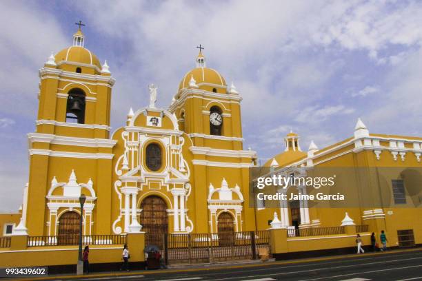 catedral de la ciudad de trujillo. - ciudad trujillo stock pictures, royalty-free photos & images