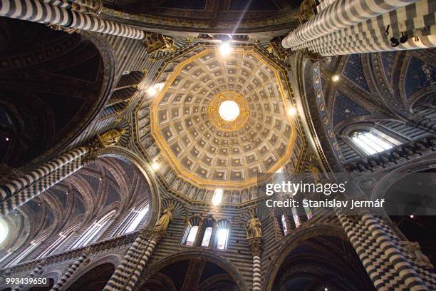 duomo di siena - kathedraal van siena stockfoto's en -beelden