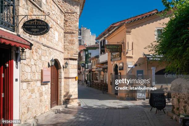 kaleici es el centro histórico de la ciudad de antalya - taburete pequeño fotografías e imágenes de stock