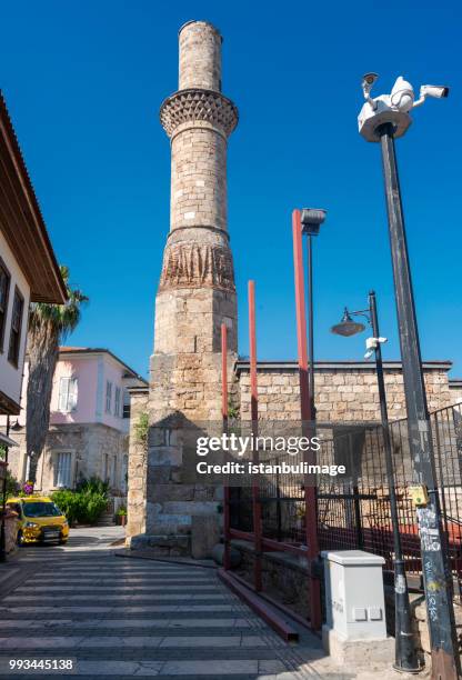 kesik minare camii (korkut camii, cami-i kebir) está en la ciudad de antalya - taburete pequeño fotografías e imágenes de stock