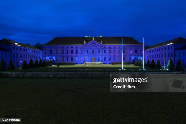 schloss bellevue at night blue toned image (bellevue castle) - berlin, germany - schloss bellevue 個照片及圖片檔