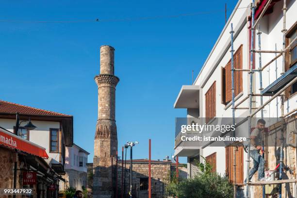 kesik minare camii (korkut camii, cami-i kebir) está en la ciudad de antalya - taburete pequeño fotografías e imágenes de stock