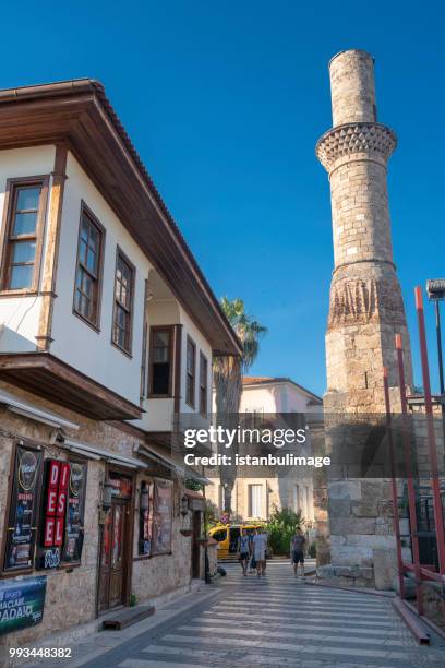 kaleici es el centro histórico de la ciudad de antalya - taburete pequeño fotografías e imágenes de stock