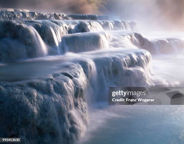 cascate del mulino, hot springs, travertine pools, saturnia, maremma, tuscany, italy - calcification stock-fotos und bilder