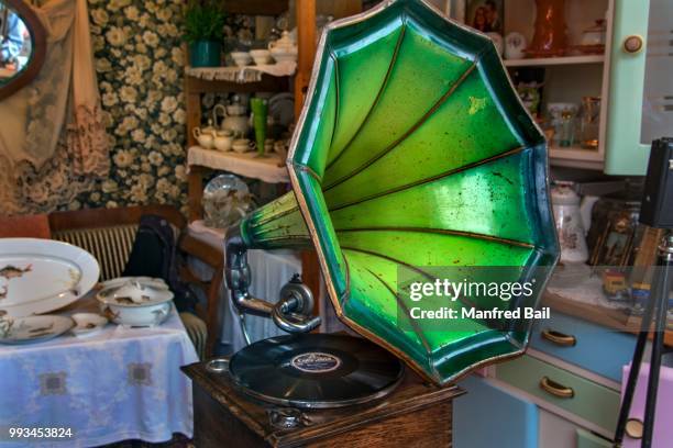 horn gramophone and knick-knacks, auer dult, munich, upper bavaria, bavaria, germany - knick stock pictures, royalty-free photos & images