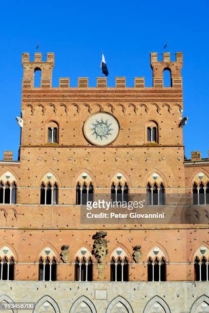 facade of the palazzo pubblico, city hall, piazza del campo, siena, province of siena, tuscany, italy - siena province - fotografias e filmes do acervo