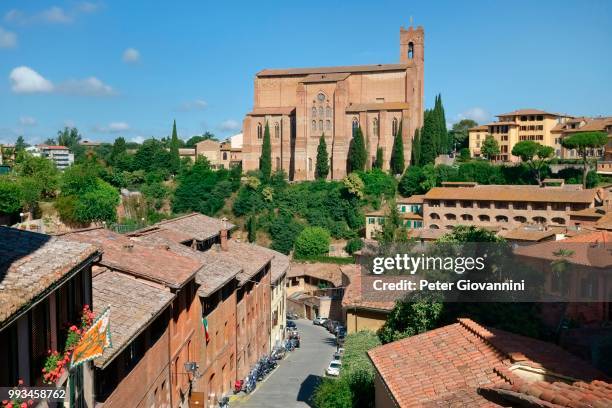 basilica of san domenico, street via fontebranda at the front, siena, province of siena, tuscany, italy - siena province - fotografias e filmes do acervo