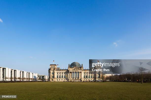 reichstag building (german parliament building) - berlin, germany - architrave foto e immagini stock