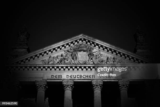 poitical drama in germany - inscription on the architrave on the west portal of the reichstag building in berlin: "dem deutschen volke" (germany) - dem deutschen volke photos et images de collection