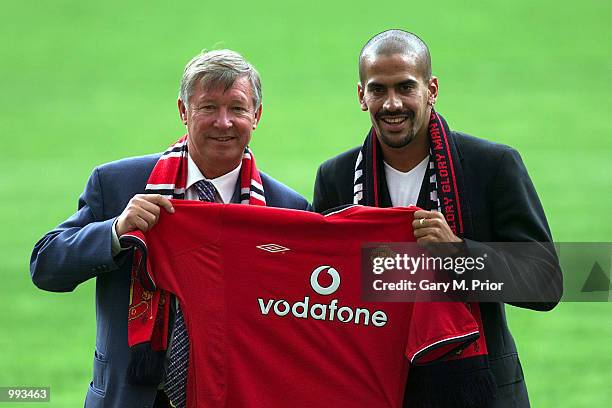 New Manchester United signing Juan Sebastien Veron is unveiled by Manager Sir Alex Ferguson at a press conference and photocall at Old Trafford,...