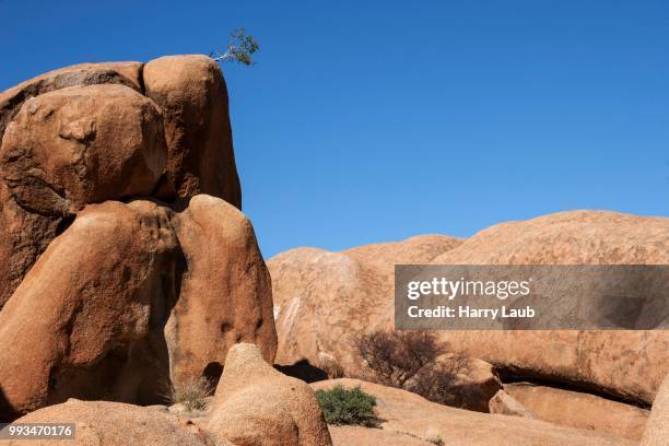 rock formations and boulders at spitzkoppe, damaraland, namibia - spitzkoppe stock pictures, royalty-free photos & images
