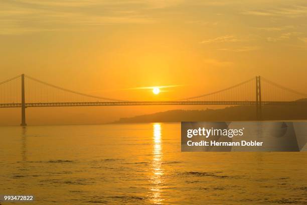 ponte 25 de abril, river tagus, lisbon, portugal - 25 de abril bridge stockfoto's en -beelden