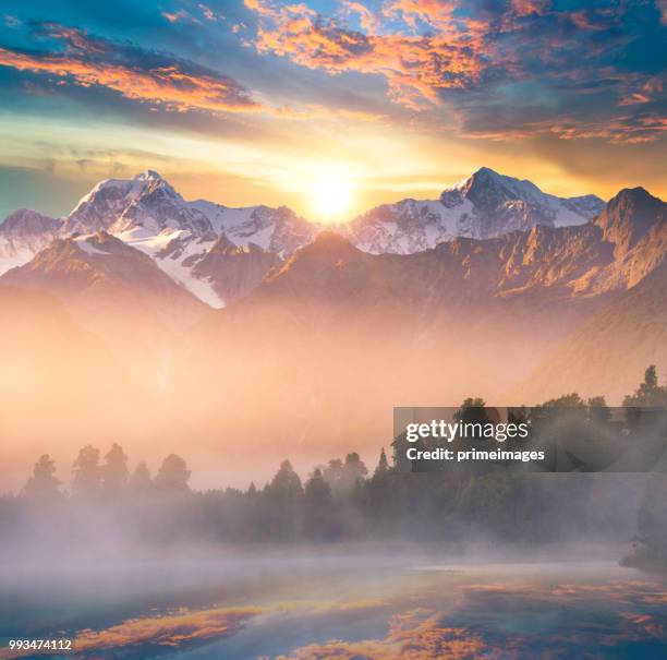 wunderschöne landschaft landschaft von den lake matheson fox-gletscher und durch die alpen berge und täler neu zealand - westland südinsel von neuseeland stock-fotos und bilder