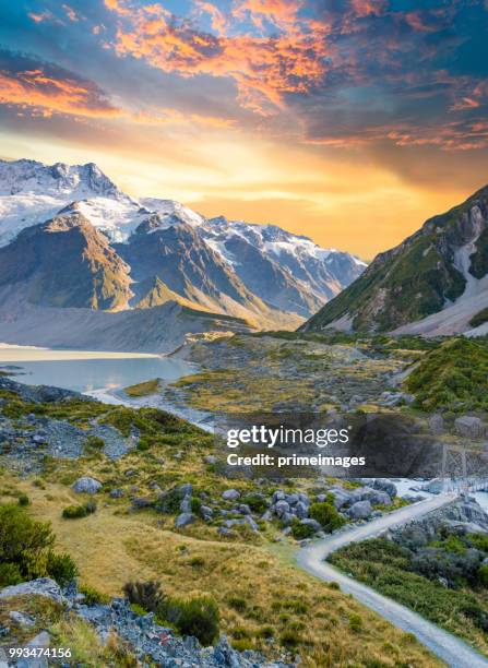 nieuw-zeeland schilderachtige berglandschap op mount cook tijdens zomer - mt cook range stockfoto's en -beelden