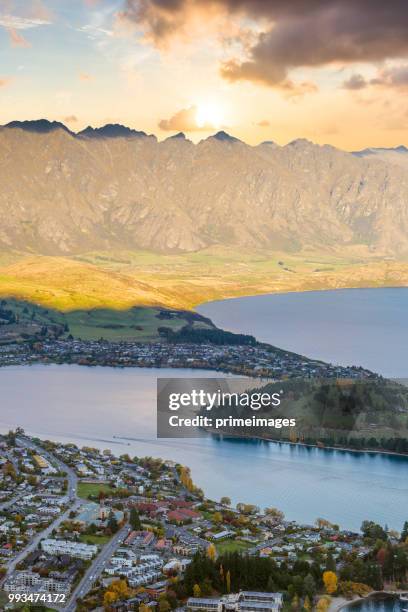 paisagem de natureza vista panorâmica na cidade rainha notável e arrowtown ilha sul de nova zelândia - lago wanaka - fotografias e filmes do acervo