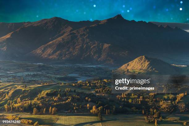 panoramisch natuur landschap in nieuw-zeelandse zuidereiland met melkweg - mt cook range stockfoto's en -beelden