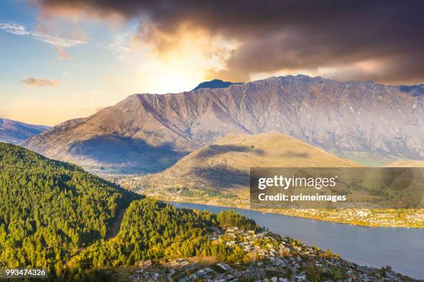 paisagem de natureza vista panorâmica na cidade rainha notável e arrowtown ilha sul de nova zelândia - lago wanaka - fotografias e filmes do acervo