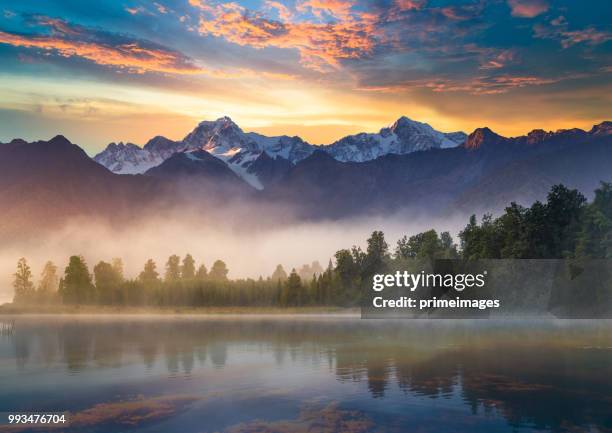 wunderschöne landschaft landschaft von den lake matheson fox-gletscher und durch die alpen berge und täler neu zealand - westland südinsel von neuseeland stock-fotos und bilder