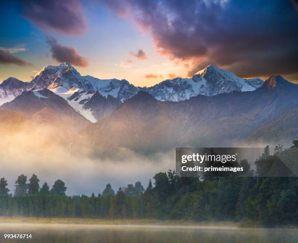 hermosa vista del paisaje del lago matheson glaciar de fox ciudad de montaña de los valles de los alpes del sur de nueva zelanda - westland isla del sur de nueva zelanda fotografías e imágenes de stock