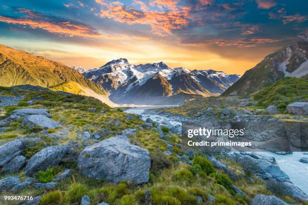 junge reisende aufnahme am mt. cook famaus ziel in neuseeland - queenstown stock-fotos und bilder