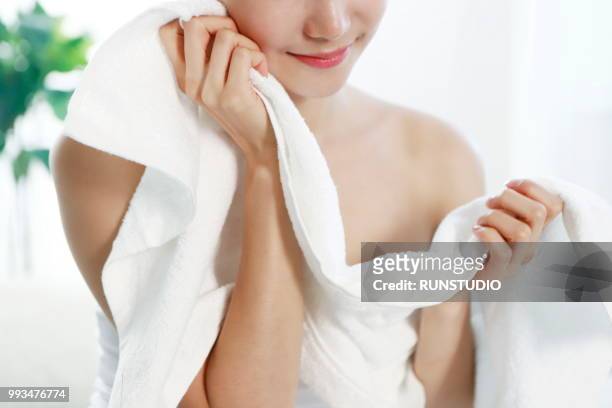 woman drying face with towel - runstudio foto e immagini stock