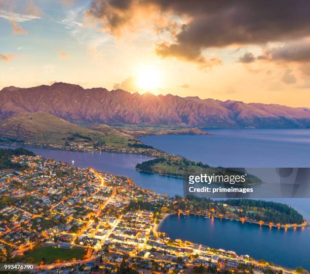 panoramablick-natur-landschaft in der königin-stadt bemerkenswert und arrowtown südinsel neuseeland - primeimages stock-fotos und bilder