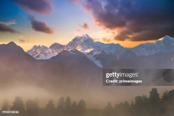 wunderschöne landschaft landschaft von den lake matheson fox-gletscher und durch die alpen berge und täler neu zealand - westland stock-fotos und bilder