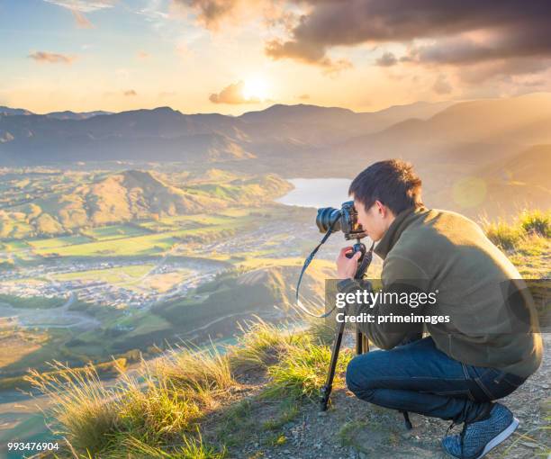 jovem viajante tirando foto para o mt cook famaus destino na nova zelândia - serra cook - fotografias e filmes do acervo