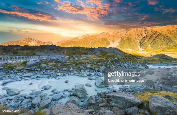 hermosa vista del paisaje del lago matheson glaciar de fox ciudad de montaña de los valles de los alpes del sur de nueva zelanda - westland isla del sur de nueva zelanda fotografías e imágenes de stock