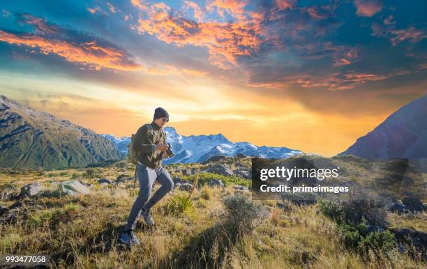 joven viajero tomar foto en mt cook famaus destino en nueva zelanda - westland isla del sur de nueva zelanda fotografías e imágenes de stock