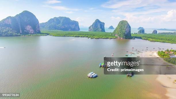 luftbild erschossen tropischen strand meer mit longtailboot in süd-thailand - primeimages stock-fotos und bilder