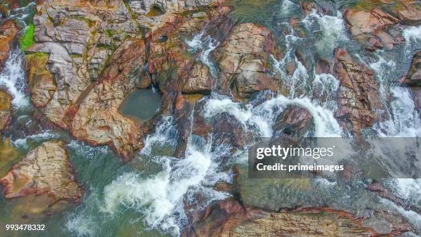 aerial shot tropischen wald und wasserfall süd-thailand - primeimages stock-fotos und bilder