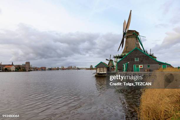 molino de viento en zaanse schans, países bajos - molinos de zaandam fotografías e imágenes de stock