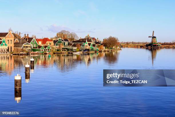 molino de viento en zaanse schans, países bajos - molinos de zaandam fotografías e imágenes de stock
