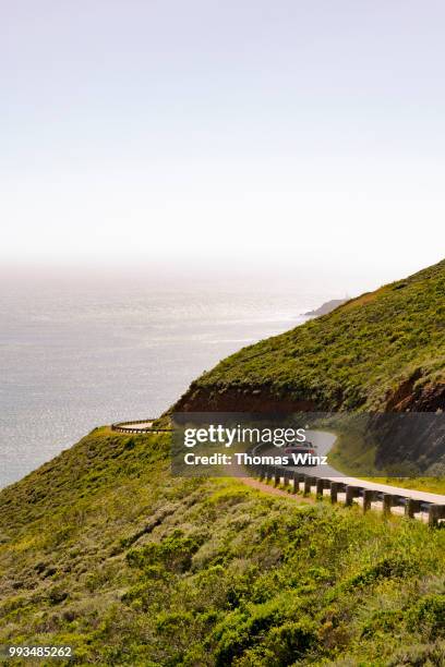 winding coastal road - auto convertibile photos et images de collection