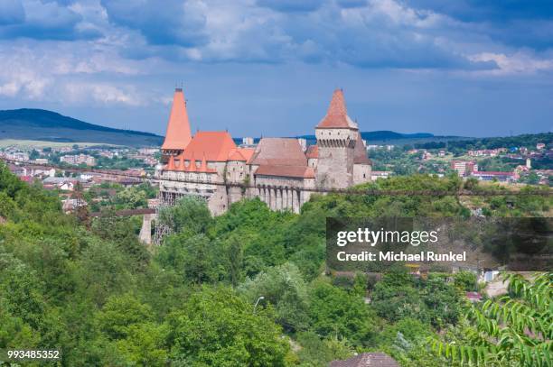 hunedoara castle, hunedoara, romania - hunedoara foto e immagini stock