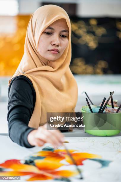 retrato de un batik de color mujer - colouring fotografías e imágenes de stock