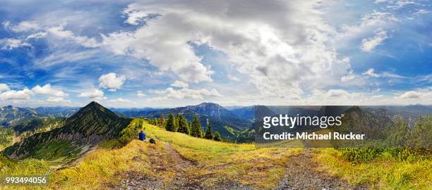 360 panorama of the blaubergkamm ridge with guffert massif and halserspitze peak, wildbad kreuth, bavaria, germany - miesbach stockfoto's en -beelden