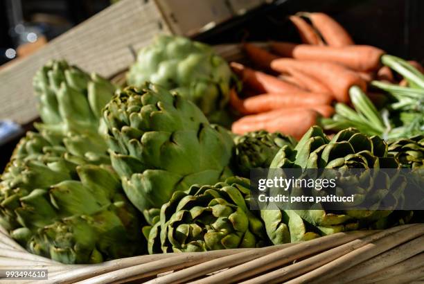 shopping vegetables.. - patitucci fotografías e imágenes de stock