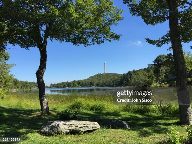 high point monument & lake marcia, nj usa - marcia stockfoto's en -beelden