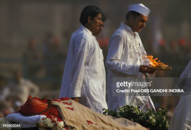 Le premier ministre indien Rajiv Gandhi aux obsèques de sa mère Indira Gandhi le 3 novembre 1984 à New Delhi, Inde.