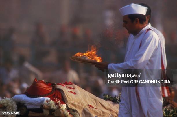 Le premier ministre indien Rajiv Gandhi aux obsèques de sa mère Indira Gandhi le 3 novembre 1984 à New Delhi, Inde.