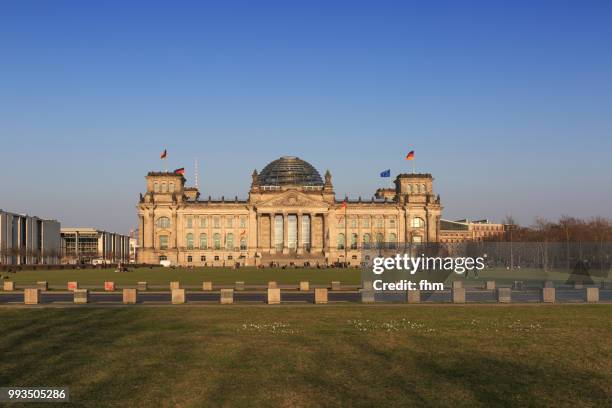 reichstag building (german parliament building) - berlin, germany - architrave foto e immagini stock