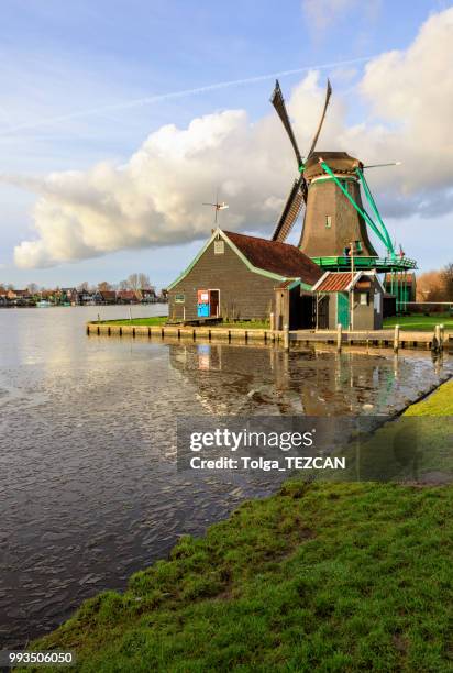 molino de viento en zaanse schans, países bajos - molinos de zaandam fotografías e imágenes de stock